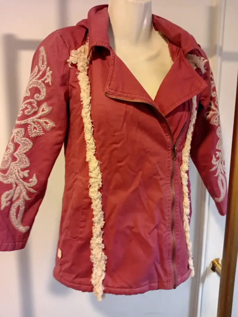 Chaqueta bordada roja con cremallera - 1