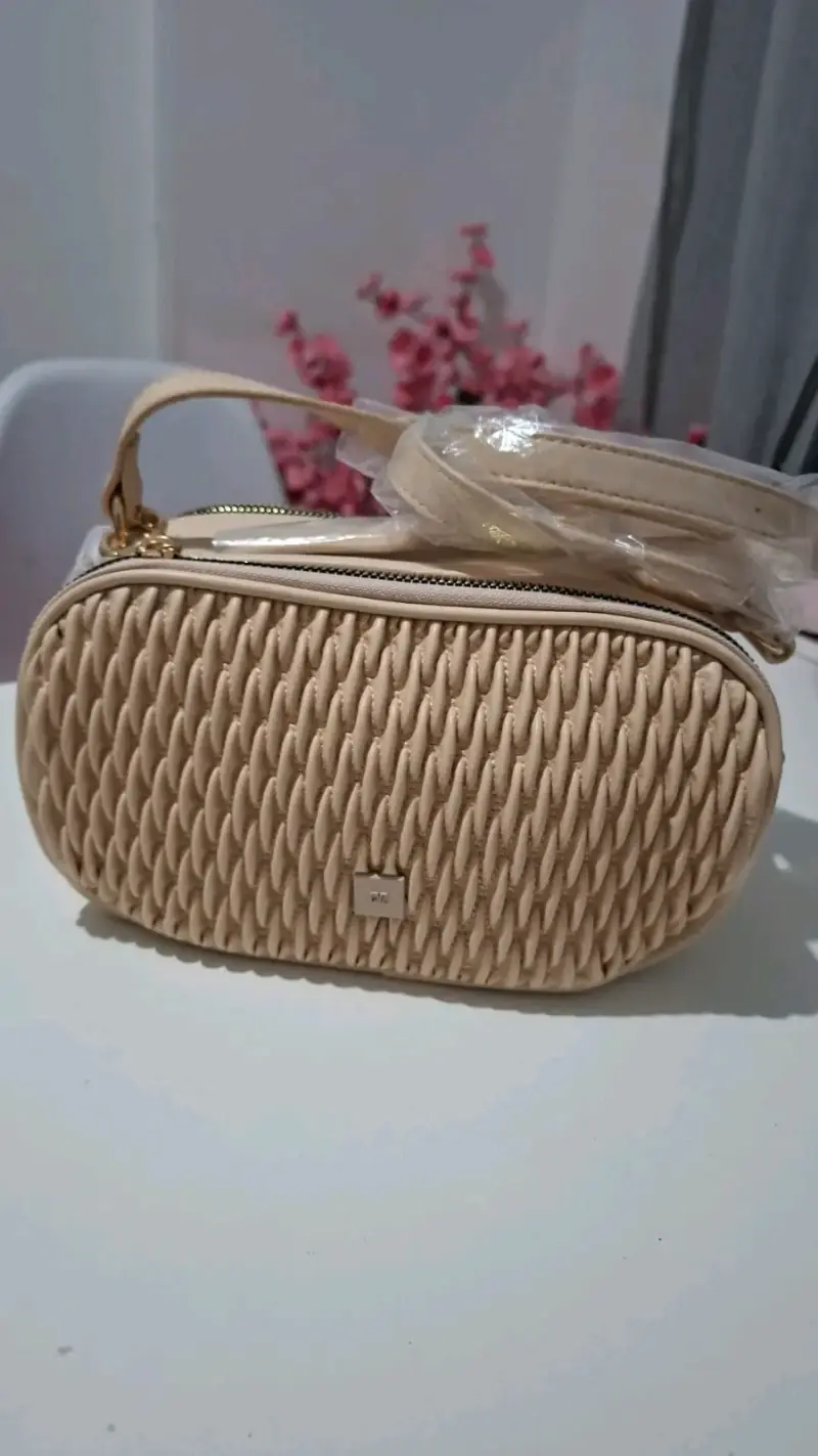 Cartera beige con textura - 1