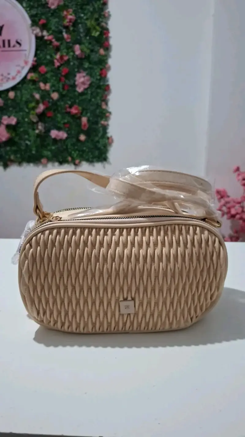 Cartera beige con textura - 2