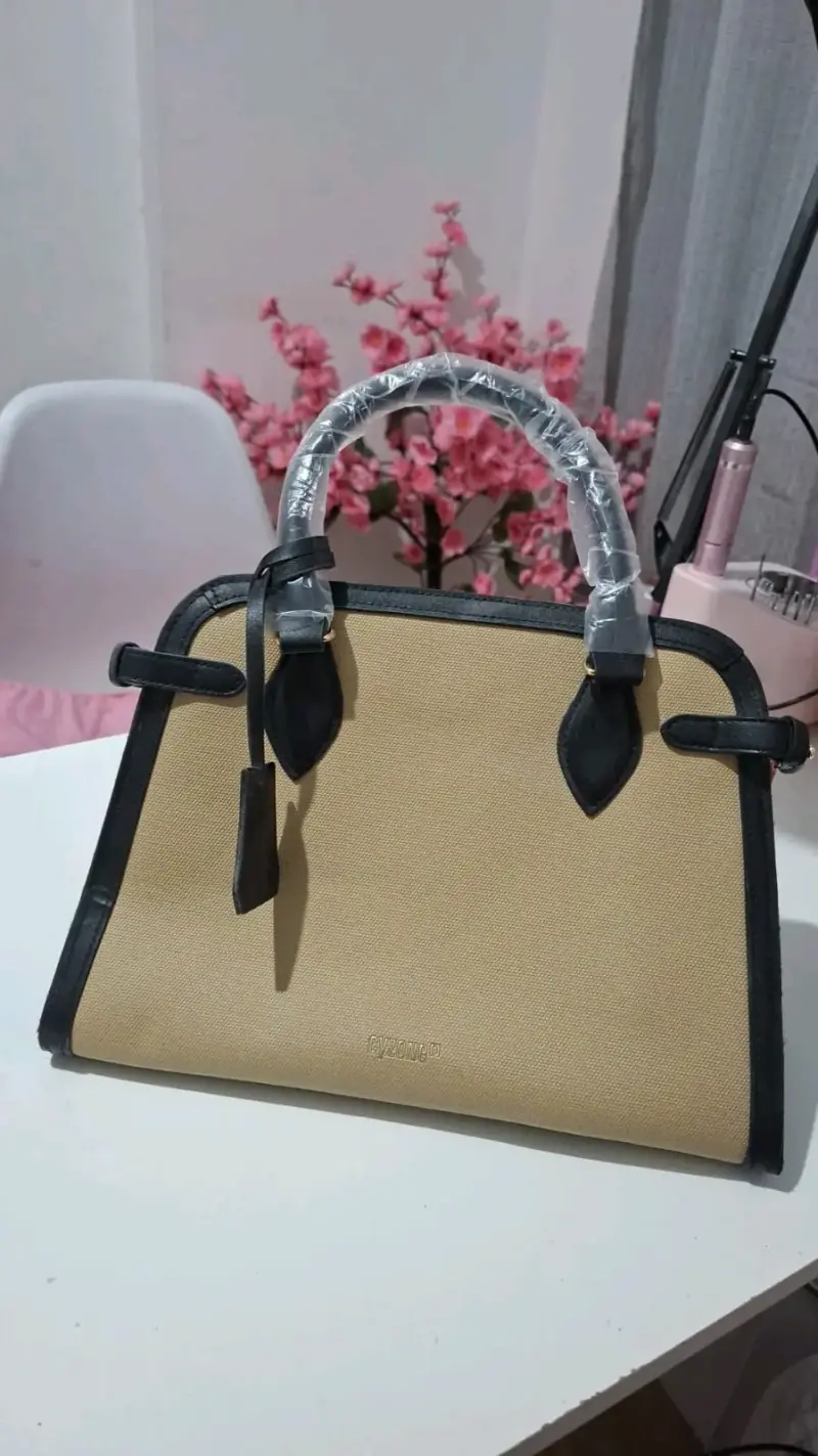 Cartera beige con textura - 5