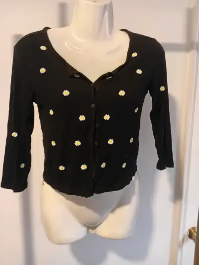 Polera negra con margaritas - miniatura 1