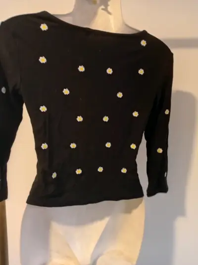 Polera negra con margaritas - miniatura 2