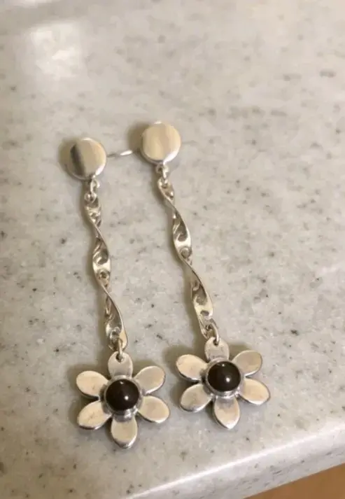 Aros largos con diseño floral