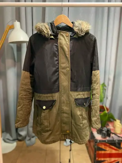 Chaqueta verde con capucha - miniatura 1