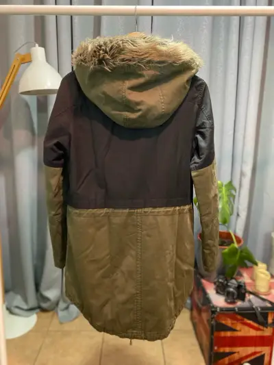 Chaqueta verde con capucha - miniatura 2