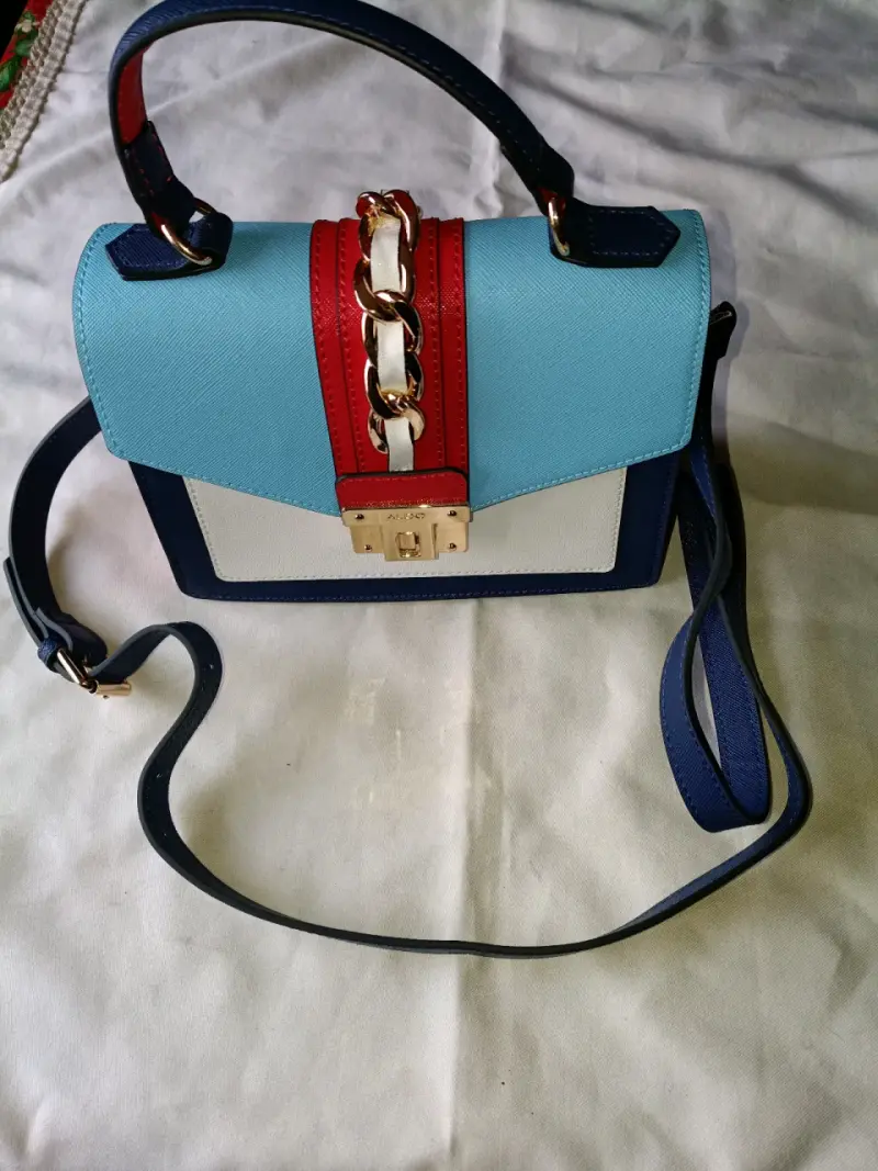 Cartera colorida con cadena marca aldo - 1