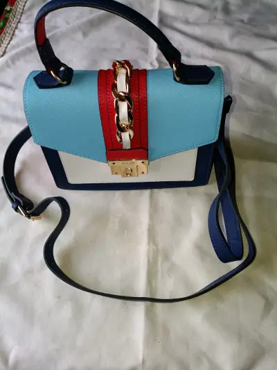 Cartera colorida con cadena marca aldo - miniatura 1