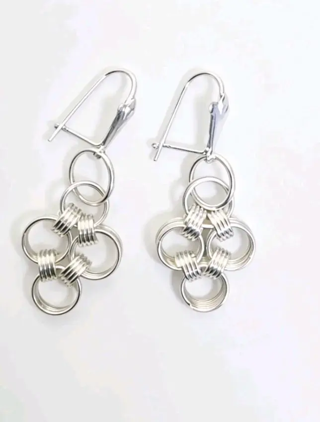 Aros de plata entrelazados