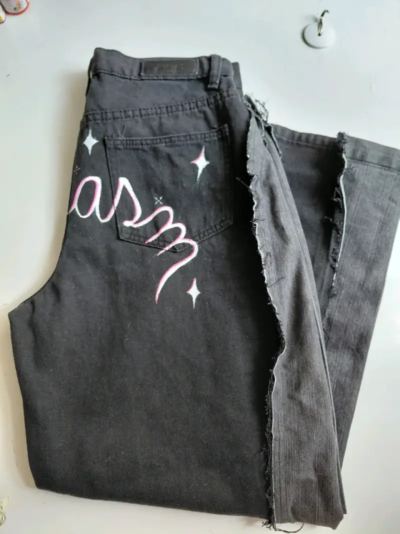 Jeans intervenidos con diseño gráfico - 1
