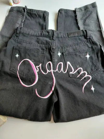 Jeans intervenidos con diseño gráfico - miniatura 2