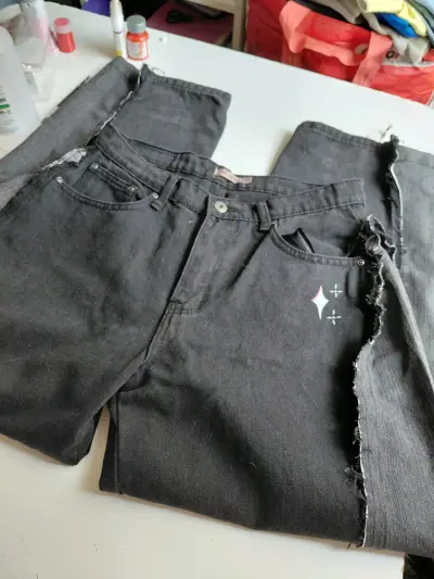 Jeans intervenidos con diseño gráfico - miniatura 3