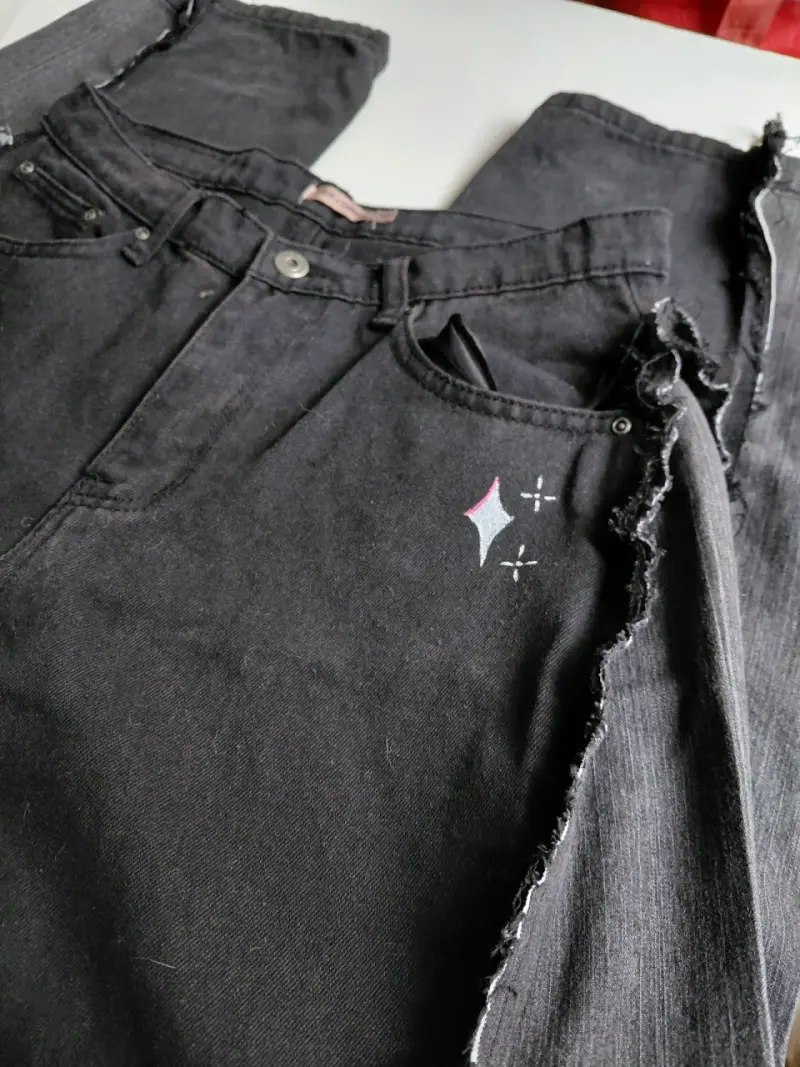 Jeans intervenidos con diseño gráfico - 4