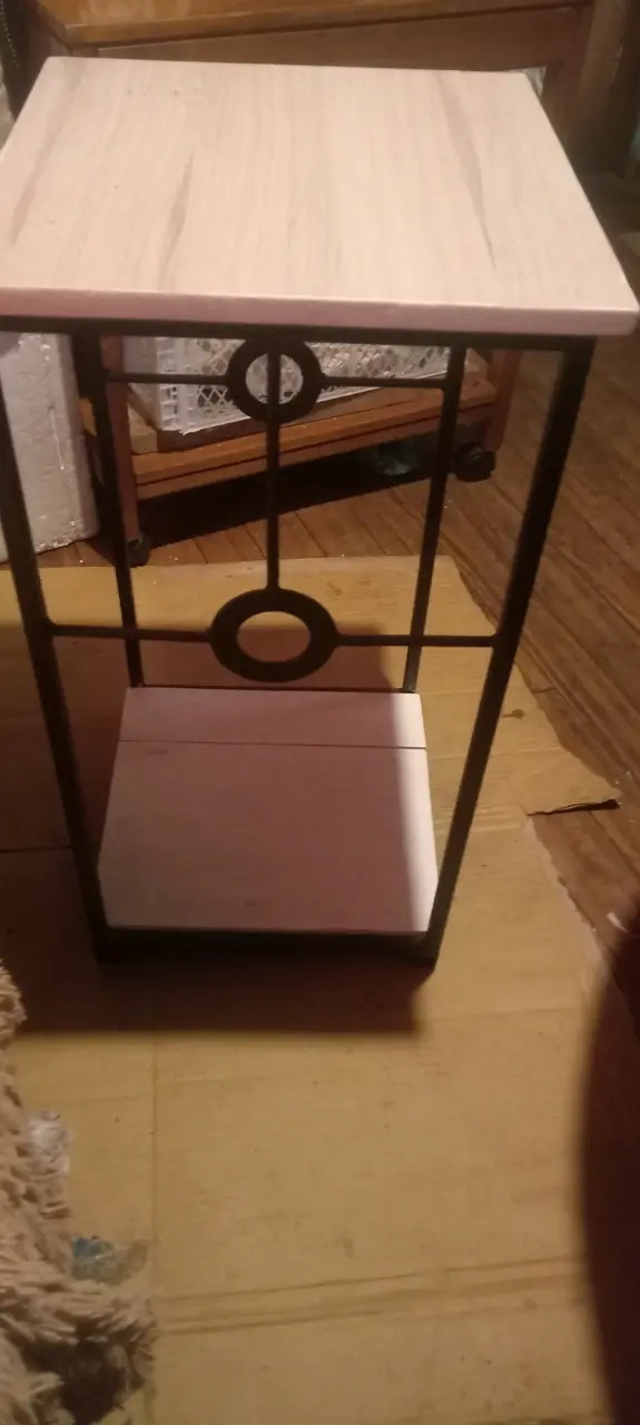 Mesa auxiliar de madera y metal