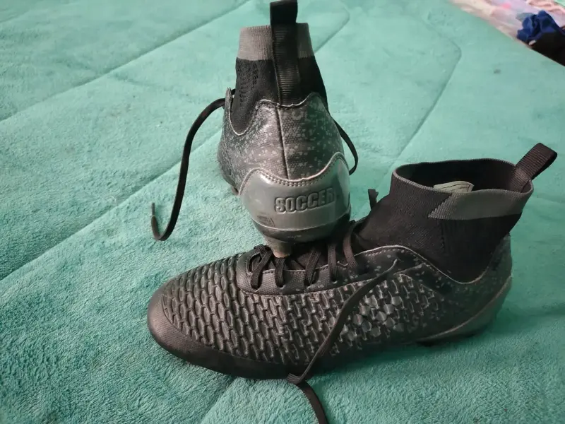 Zapatos de fútbol negros
