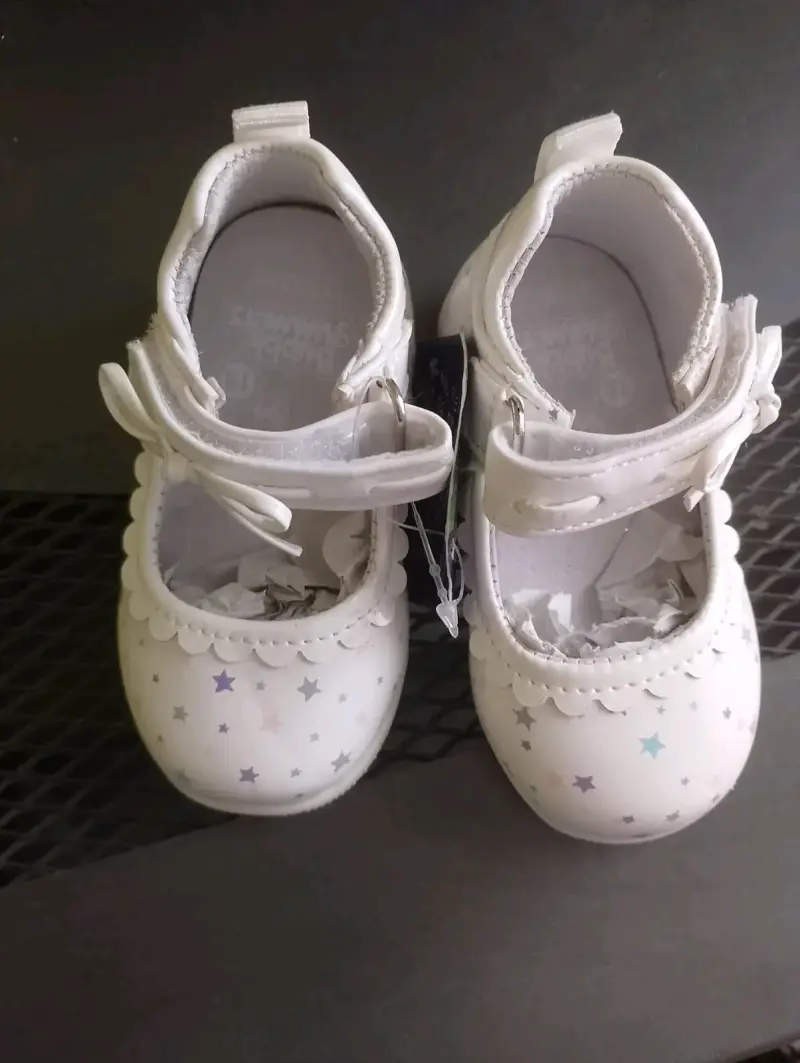 Zapatos bebé blancos nuevos
