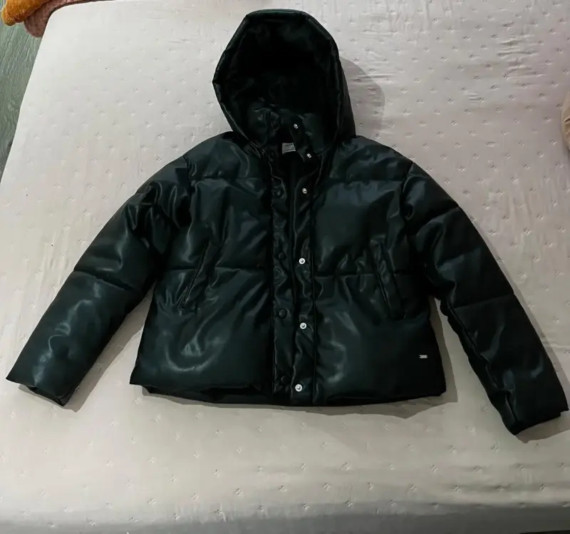 Chaqueta acolchada negra con capucha niña