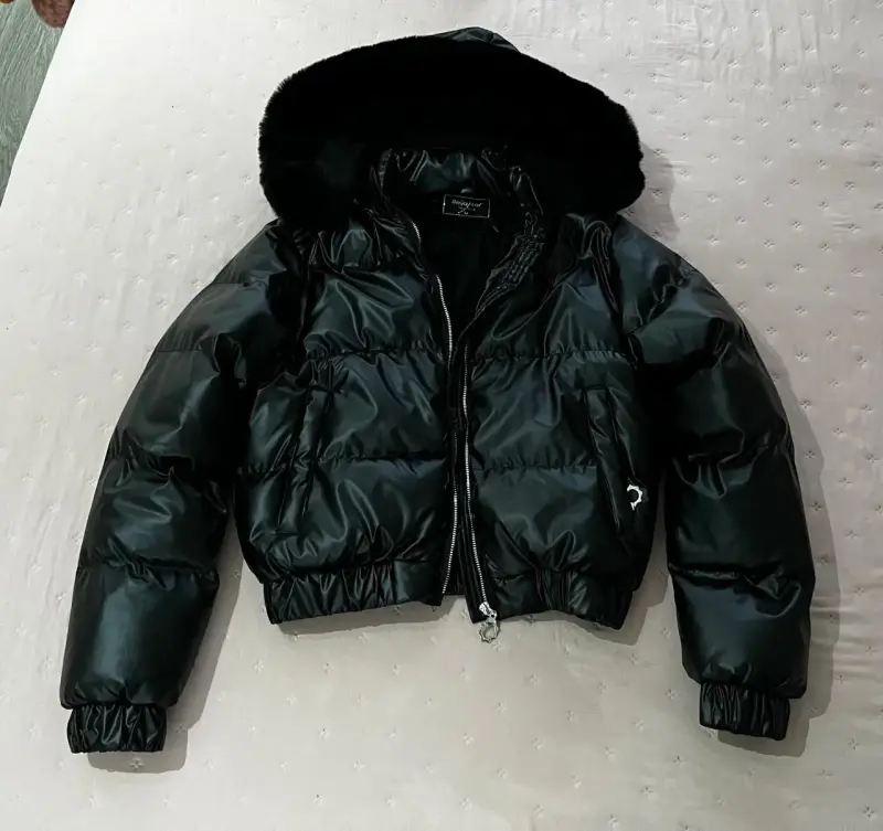 Chaqueta acolchada negra con capucha