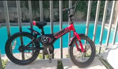 Bicicleta niño roja y negra - miniatura 1