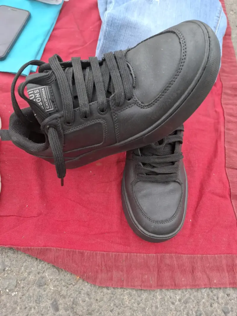 Zapatillas negras estilo urbano