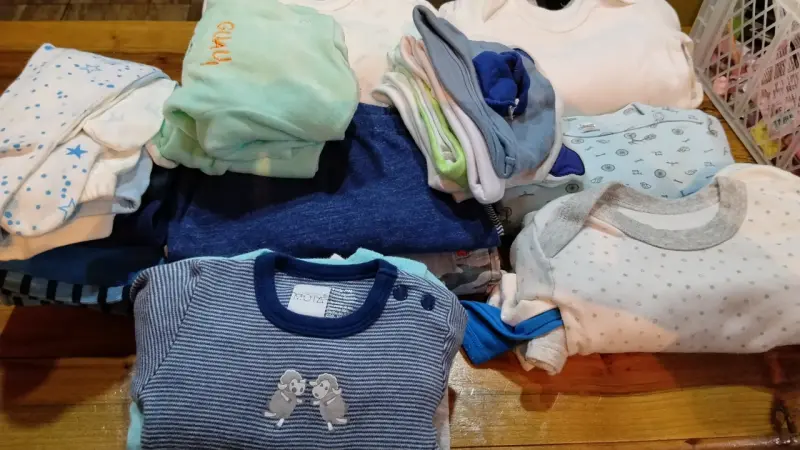 Ropa de bebé variada en buen estado - 1