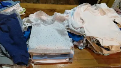Ropa de bebé variada en buen estado - miniatura 2