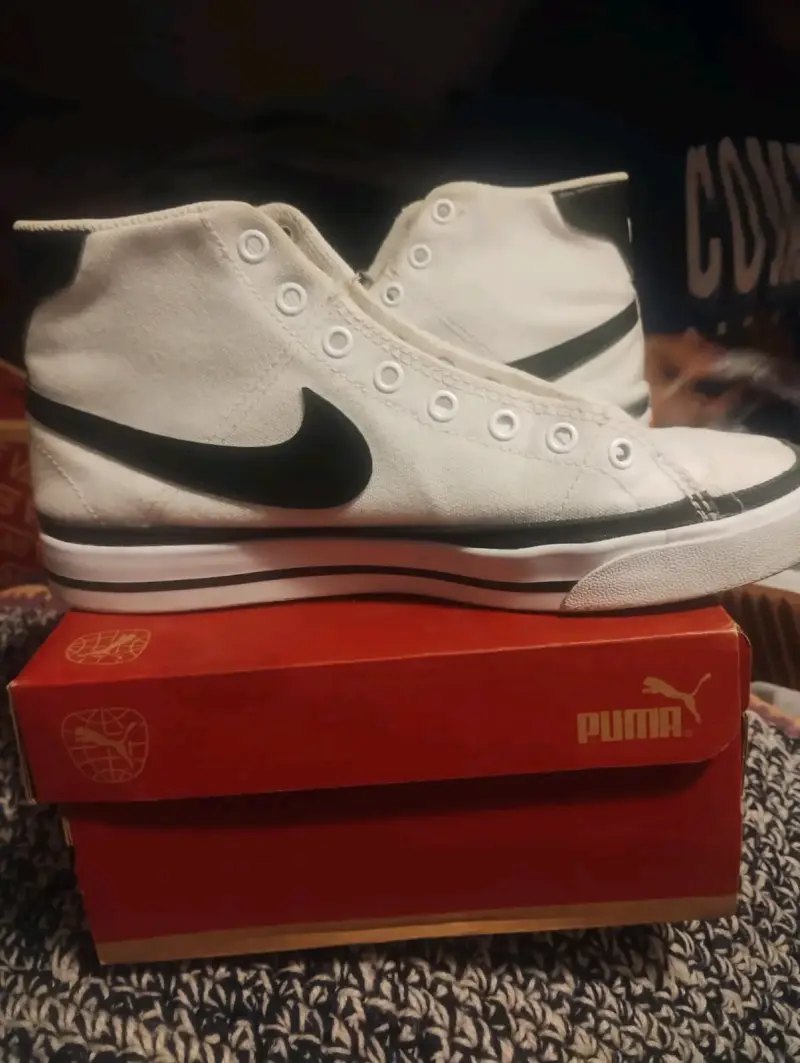 Zapatillas blancas con logo - 1