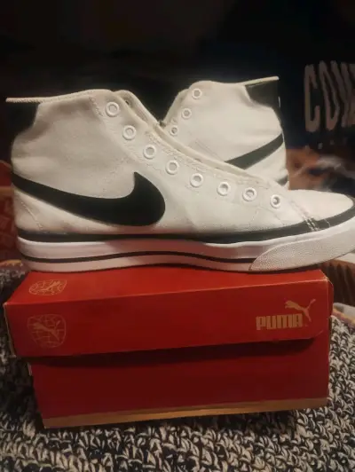 Zapatillas blancas con logo - miniatura 1