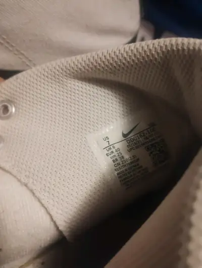 Zapatillas blancas con logo - miniatura 2
