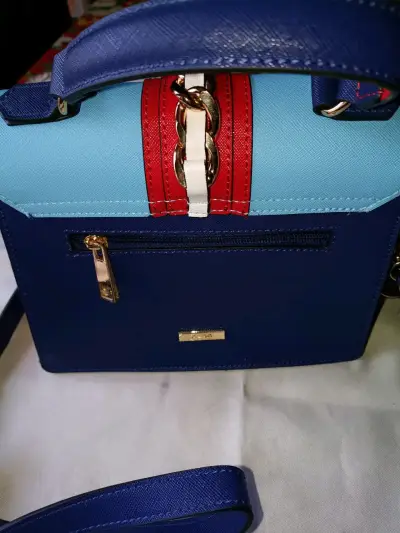 Bolso azul con detalles rojos - miniatura 1
