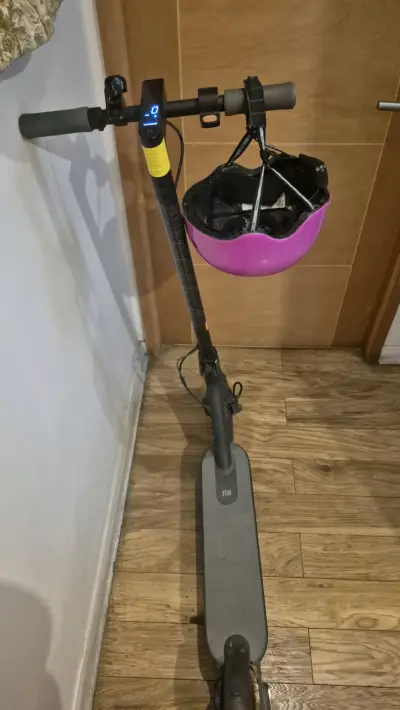Scooter eléctrico con casco - miniatura 1