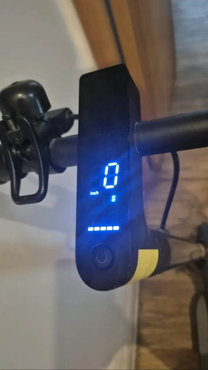 Scooter eléctrico con casco - 3