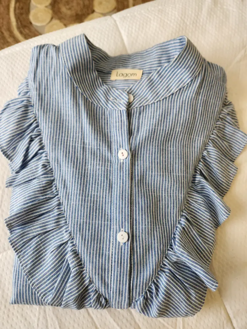 Blusa rayada azul con volantes - 1