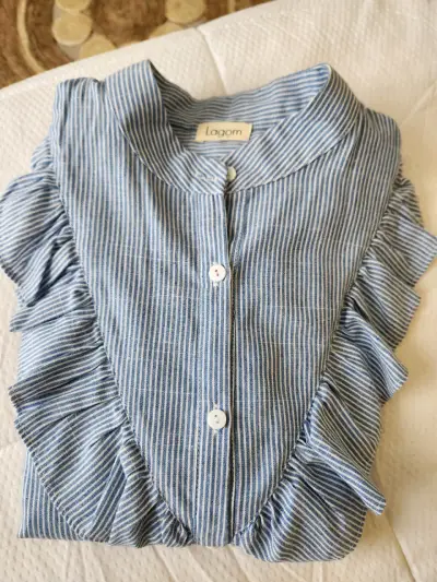 Blusa rayada azul con volantes - miniatura 1