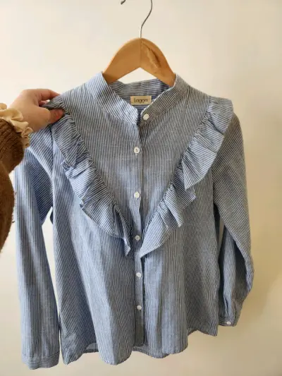 Blusa rayada azul con volantes - miniatura 2