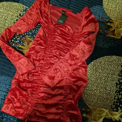 Vestido rojo ajustado brillante - miniatura 3