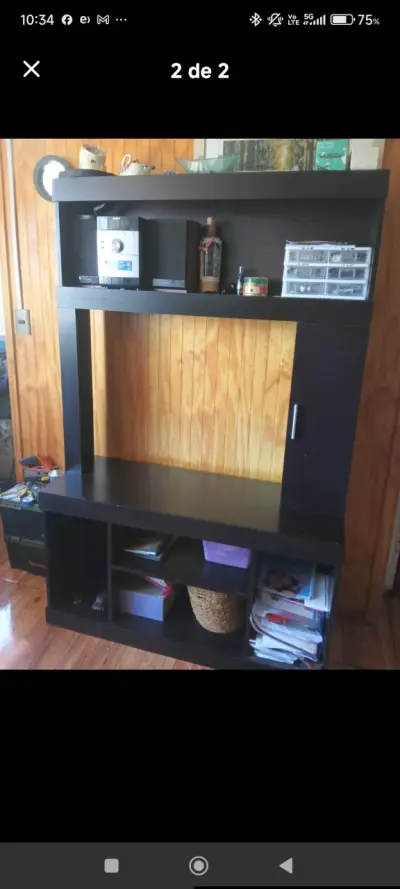 Mueble de madera con estantes - miniatura 1