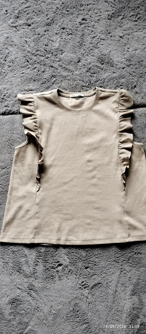 Polera beige con volantes