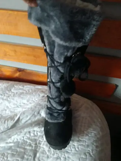 Bota negra con forro de lana - miniatura 1