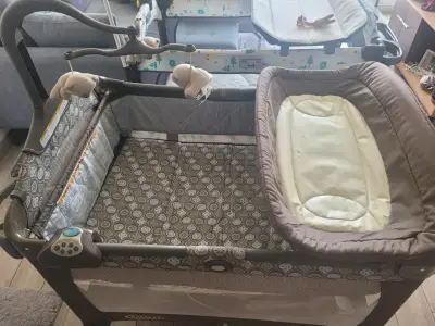 Cuna para bebé con cambiador - miniatura 1