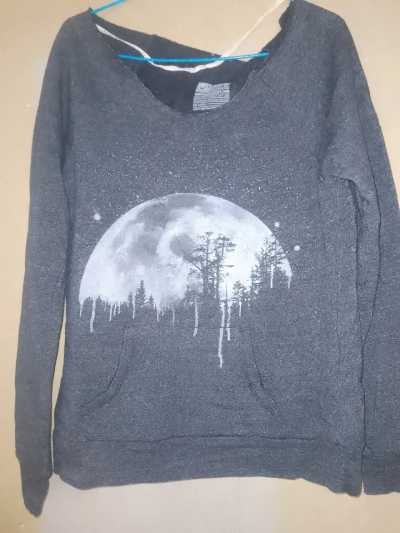 Polerón gris con diseño de luna