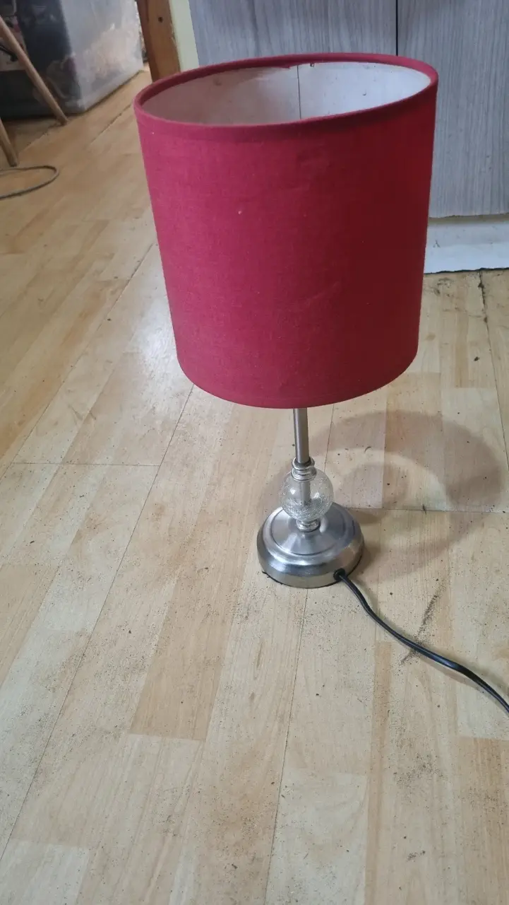 Lámpara de mesa con pantalla roja