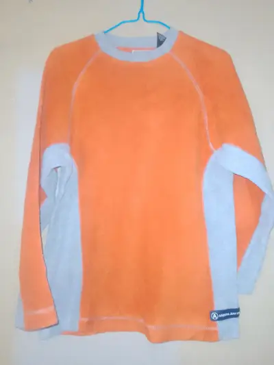 Polerón naranja con detalles grises - miniatura 1
