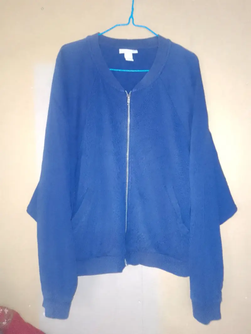 Chaqueta azul con cierre