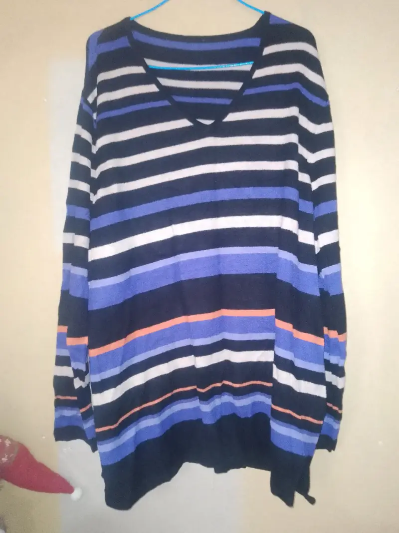 Suéter rayado azul y negro