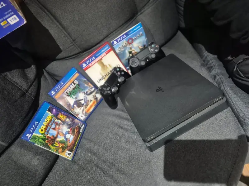 Consola PS4 con juegos y accesorios - 2