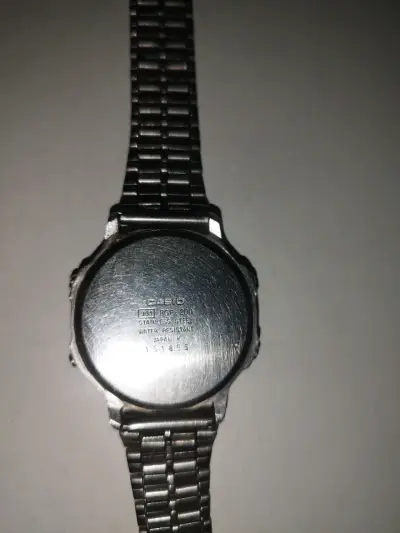 Reloj Casio vintage metálico - miniatura 2
