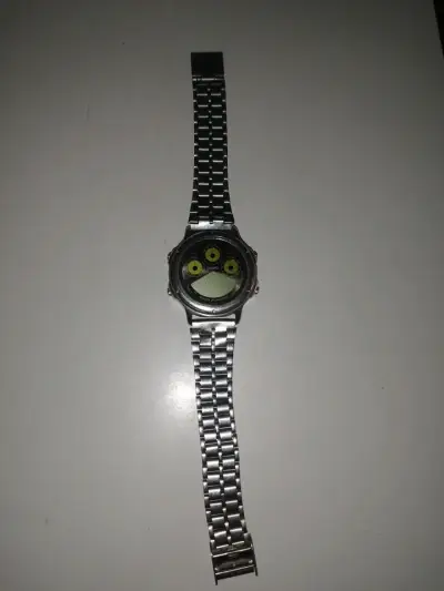 Reloj Casio vintage metálico - miniatura 3
