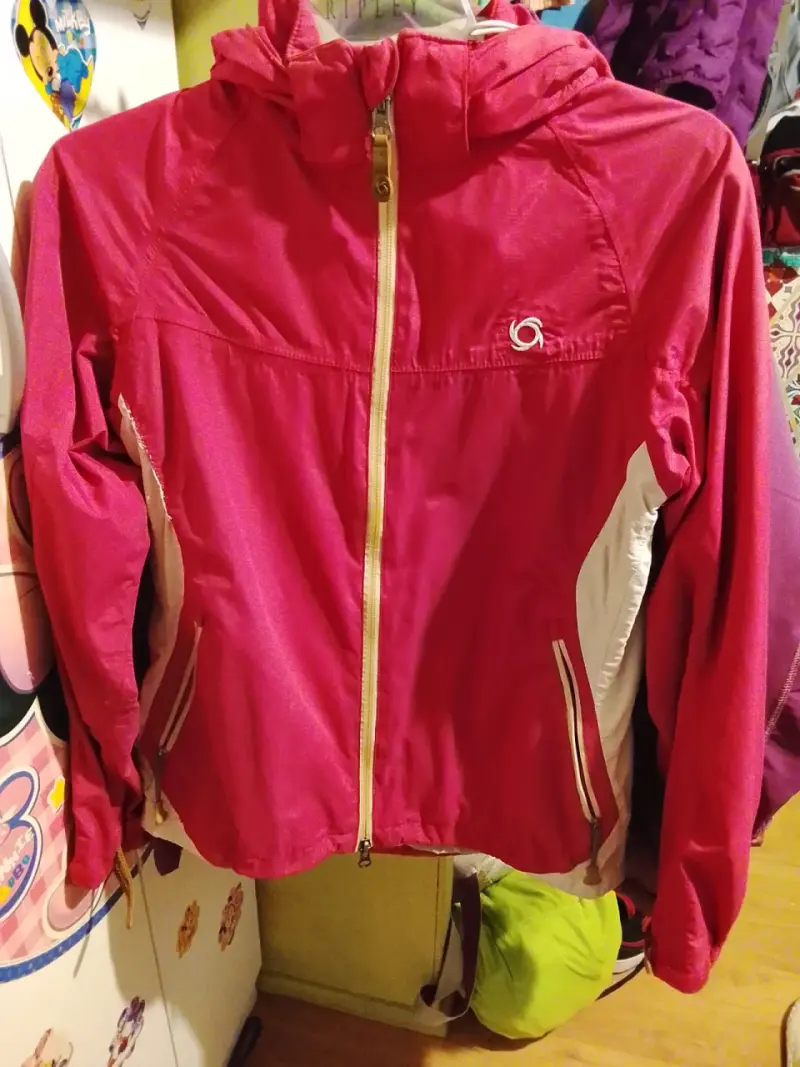 Chaqueta deportiva rosa con capucha