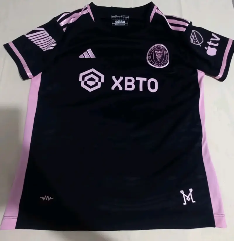 Polera deportiva negra y rosada Messi t/s - 1