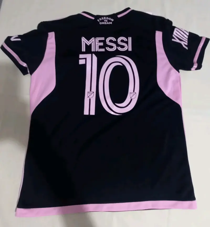 Polera deportiva negra y rosada Messi t/s - 2